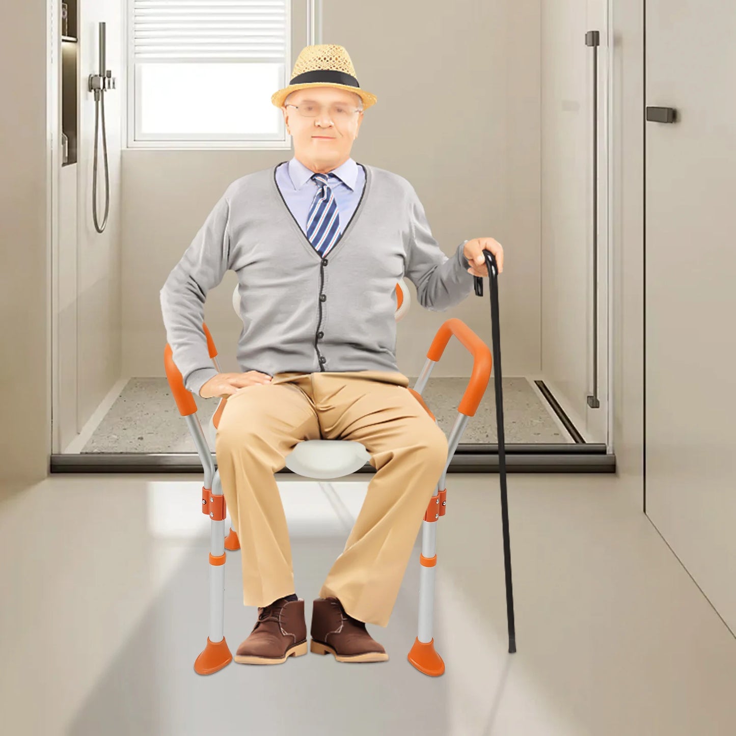 Oudere man zit in stoel in de badkamer 