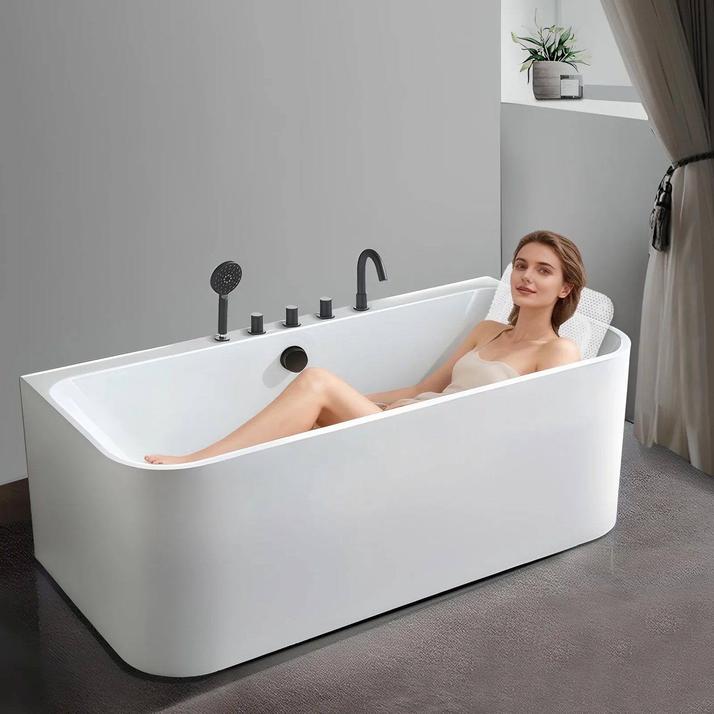 Vrouw ligt in een vol bad op de badmat 