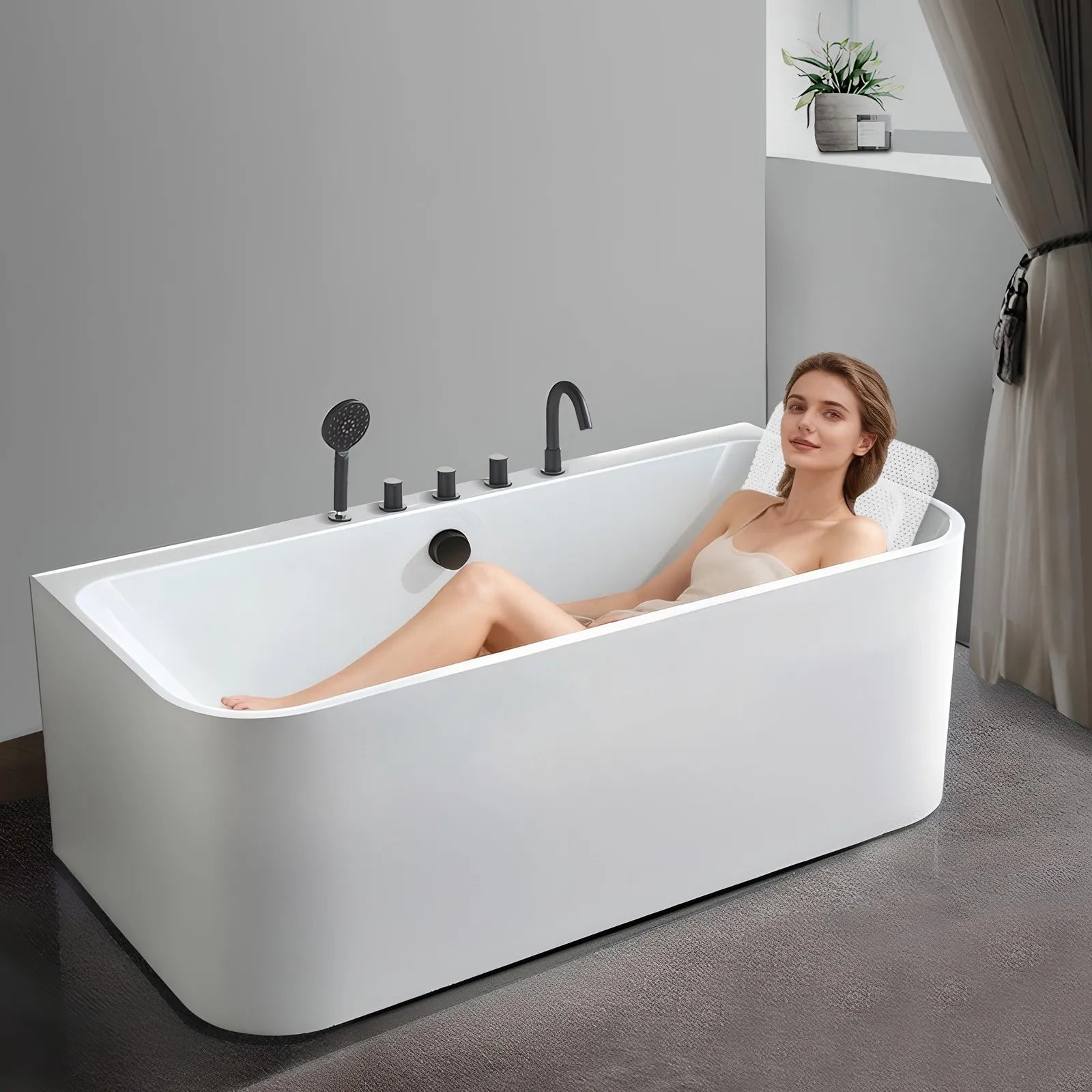 Vrouw ligt in een vol bad op de badmat 